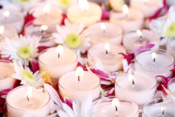 Muchas velas encendidas — Foto de Stock