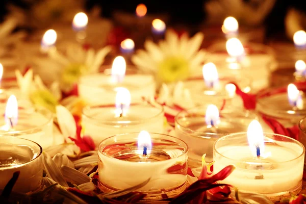 Muchas velas encendidas — Foto de Stock