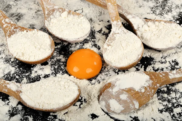 Flour and egg — Stock Photo, Image