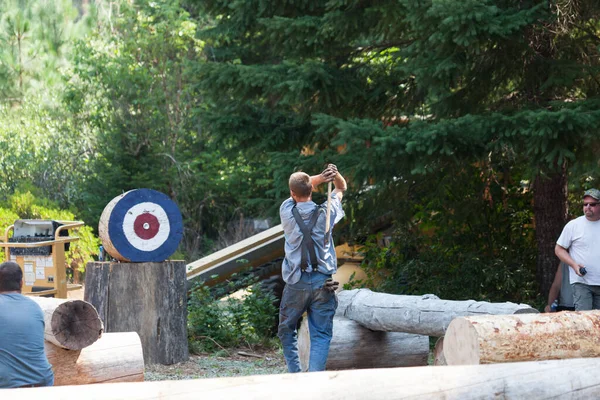 Prospect Oregon Usa August 2014 Man Prepares Throw Axe Target — Stock Photo, Image