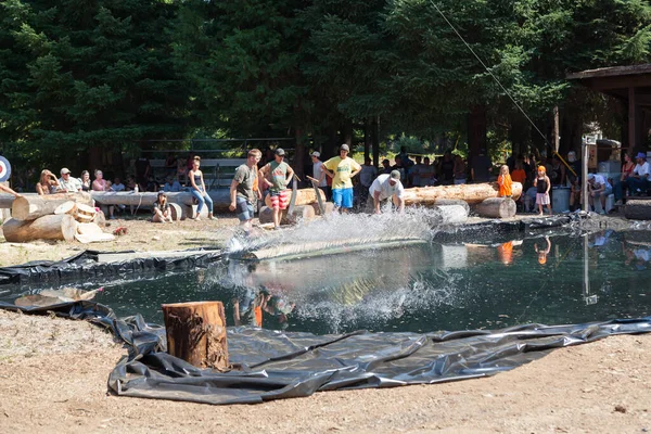 Prospect Oregon Usa August 2014 Volunteers Roll Log Pond Splash — Stock Photo, Image