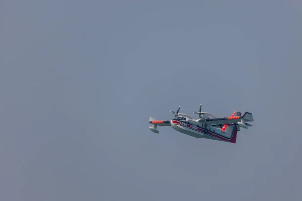 2014年9月7日 小さな消防機が湖から水をすくい取る準備をして オレゴン州ロストクリーク湖の見通しに近い790Fireと戦う — ストック写真