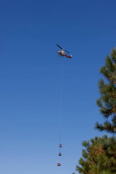 2014年9月9日 オレゴン州プロスペクト付近で発生した790Fireと戦う乗組員を支援するために 3つの小包を運ぶ補給ヘリコプターが落下する — ストック写真