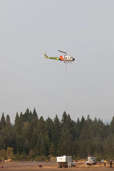見通し オレゴン州 2014年9月13日 炎の戦闘ヘリコプターは 見通し オレゴン州の近くの790Fireを出すのを助けるためにロープとバケツで煙で満たされた空を離陸します — ストック写真