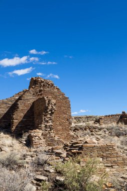 Anasazi halkı tarafından New Mexico 'daki Chaco Kültür Ulusal Mirası' ndaki çöl manzarasına uyum sağlamak için inşa edilmiş antik kaya ve tuğla kalıntıları..