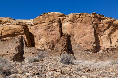 Anasazi halkı tarafından, New Mexico 'daki Chaco Kültür Ulusal Mirası' nın koruyucu bir uçurum kenarına uyum sağlamak için inşa edilmiş antik kaya ve tuğla kalıntıları..