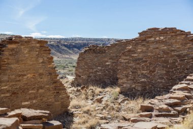 Anasazi halkı tarafından New Mexico 'daki Chaco Kültür Ulusal Mirası' ndaki çöl manzarasına uyum sağlamak için inşa edilmiş antik kaya ve tuğla kalıntıları..