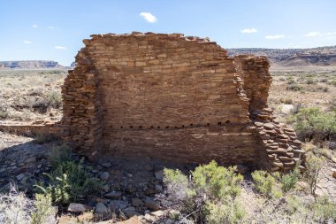 Anasazi halkı tarafından New Mexico 'daki Chaco Kültür Ulusal Mirası' ndaki çöl manzarasına uyum sağlamak için inşa edilmiş antik kaya ve tuğla kalıntıları..