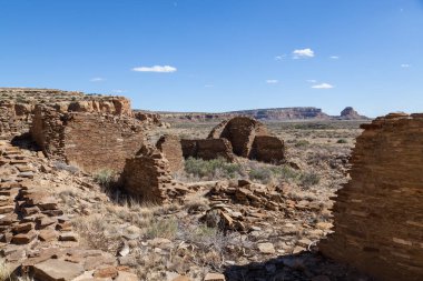 Anasazi halkı tarafından New Mexico 'daki Chaco Kültür Ulusal Mirası' ndaki çöl manzarasına uyum sağlamak için inşa edilmiş antik kaya ve tuğla kalıntıları..