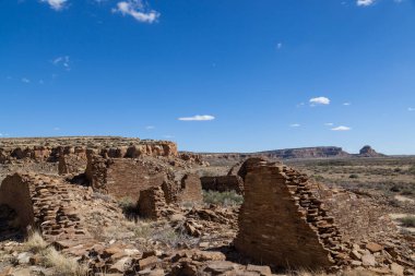 Anasazi halkı tarafından New Mexico 'daki Chaco Kültür Ulusal Mirası' ndaki çöl manzarasına uyum sağlamak için inşa edilmiş antik kaya ve tuğla kalıntıları..