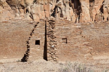 Anasazi halkı tarafından New Mexico 'daki Chaco Kültür Ulusal Mirası' ndaki çöl manzarasına uyum sağlamak için inşa edilmiş antik kaya ve tuğla kalıntıları..