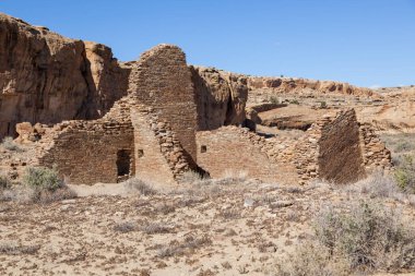 Anasazi halkı tarafından New Mexico 'daki Chaco Kültür Ulusal Mirası' ndaki çöl manzarasına uyum sağlamak için inşa edilmiş antik kaya ve tuğla kalıntıları..