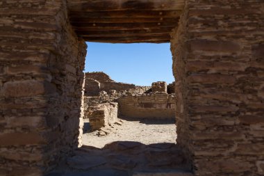 Anasazi halkı tarafından New Mexico 'daki Chaco Kültür Ulusal Mirası' ndaki çöl manzarasına uyum sağlamak için inşa edilmiş antik kaya ve tuğla kalıntıları..
