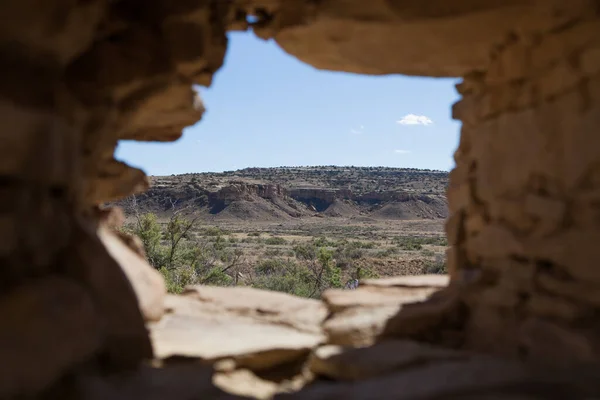 Suchá Skalnatá Krajina Chaco Canyonu Jak Vidět Oknem Zabudovaným Starobylé — Stock fotografie