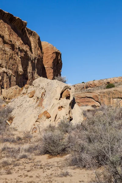 Große Eisenbrocken Sind Rostrot Einem Braunen Sandsteinblock Chaco Canyon New — Stockfoto