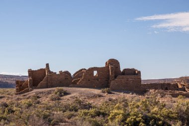 Anasazi halkı tarafından New Mexico 'daki Chaco Kültür Ulusal Mirası' ndaki çöl manzarasına uyum sağlamak için inşa edilmiş antik kaya ve tuğla kalıntıları..
