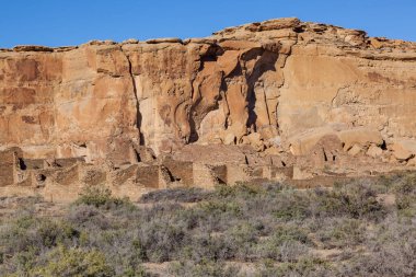 Anasazi halkı tarafından New Mexico 'daki Chaco Kültür Ulusal Mirası' ndaki çöl manzarasına uyum sağlamak için inşa edilmiş antik kaya ve tuğla kalıntıları..