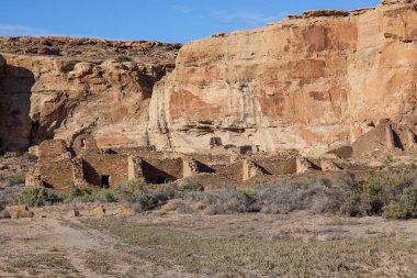 Anasazi halkı tarafından New Mexico 'daki Chaco Kültür Ulusal Mirası' ndaki çöl manzarasına uyum sağlamak için inşa edilmiş antik kaya ve tuğla kalıntıları..