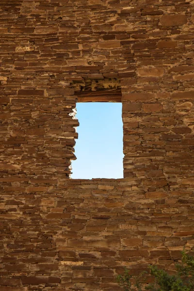 Ablaknyílás Épült Egy Ősi Sziklafalba Anasazi Telephelyen Chaco Canyonban Mexikóban — Stock Fotó