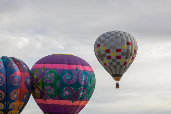 Dwa Jasne Balony Gorącym Powietrzem Wytrzymują Gdy Przygotowują Się Startu — Zdjęcie stockowe