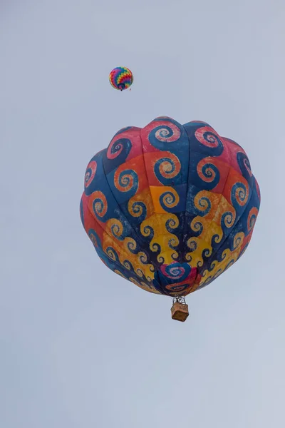 Egy Gyönyörű Hőlégballon Kavargó Mintával Kék Rózsaszín Narancs Sárga Színben — Stock Fotó