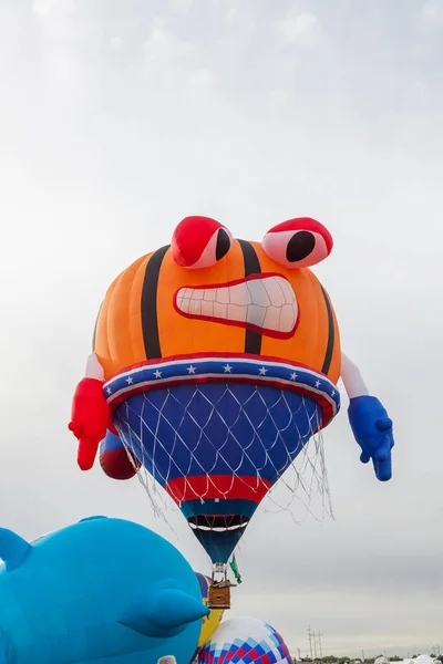 Hot Air Balloon Looks Basketball Face Being Squeezed Basket Net — Stock Photo, Image