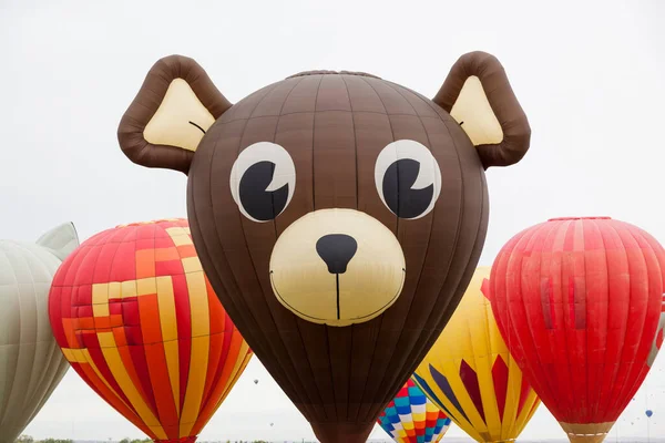 Ein Niedliches Teddybärengesicht Auf Einem Heißluftballon Umgeben Von Anderen Bunten — Stockfoto