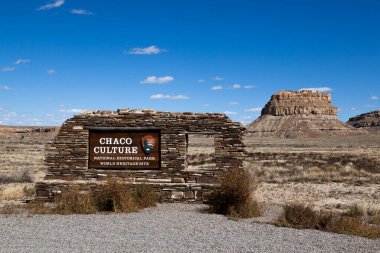 Chaco Canyon, New Mexico / USA - 30 Eylül 2014: Chaco Kültür Ulusal Tarih Parkı ve Heritage Site 'nin girişinde bir ahşap ve kaya tabelası, NM.