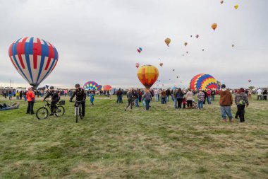 Albuquerque, New Mexico / USA - 8 Ekim 2014: NM 'nin Albuquerque kentindeki Balon Fiesta' da büyük bir kalabalık arasında bisikletli iki polis memuru devriye geziyor.