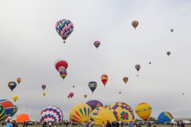 Albuquerque, New Mexico / USA - 8 Ekim 2014: Birkaç sıcak hava balonu Albuquerque, NM 'deki Balon Fiesta' da bulutlu bir sabah gökyüzüne yükseliyor.