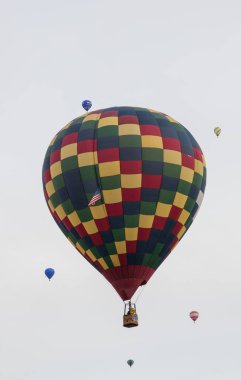 Albuquerque, New Mexico / USA - 8 Ekim 2014: Birkaç sıcak hava balonu Albuquerque, NM 'deki Balon Fiesta' da bulutlu bir sabah gökyüzüne yükseliyor.