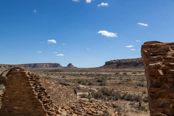 Chaco Canyon New Mexico Usa September 2014 Toeristen Lopen Naast — Stockfoto