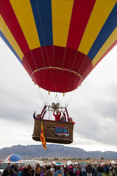 Albuquerque Novo México Eua Outubro 2014 Pessoas Balão Quente Levantando — Fotografia de Stock