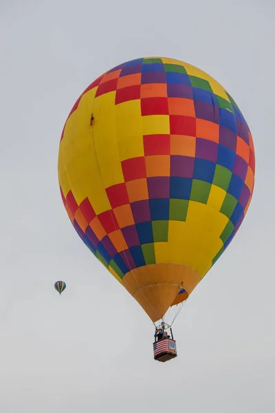 2014年10月8日 ニューメキシコ州アルバカーキのバルーン フィエスタで2つの熱気球が曇りの朝の空に上昇 — ストック写真