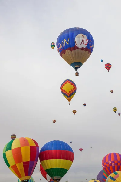 2014年10月8日 ニューメキシコ州アルバカーキのバルーン フィエスタで いくつかの熱気球が曇りの朝の空に上がった — ストック写真