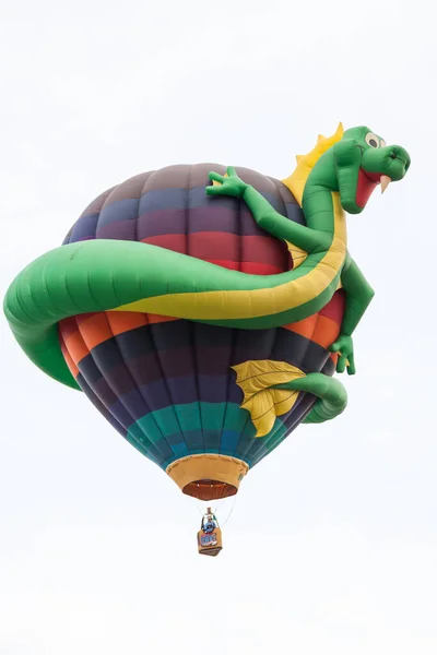 Albuquerque New Mexico Usa Oktober 2014 Ein Drachenförmiger Heißluftballon Steigt — Stockfoto