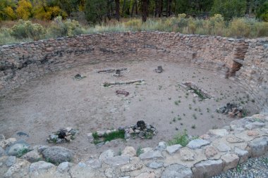 New Mexico 'daki Bandelier Ulusal Anıtı' ndaki Frijoles Kanyonu 'nun vadisi tabanında Pueblo halkı tarafından inşa edilmiş yuvarlak bir yeraltı yapısı yer almaktadır..