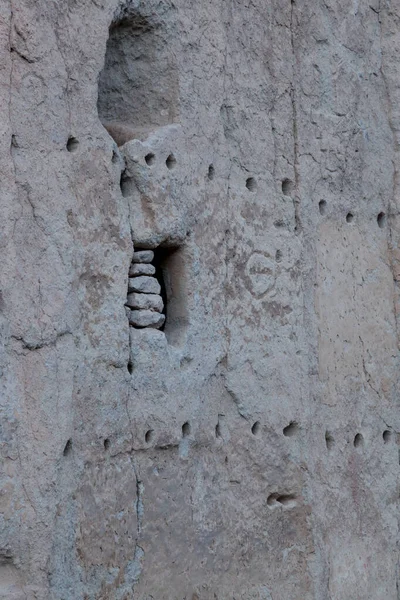 Felsen Stapeln Sich Einer Öffnung Die Eine Sandsteinklippe Frijoles Canyon — Stockfoto