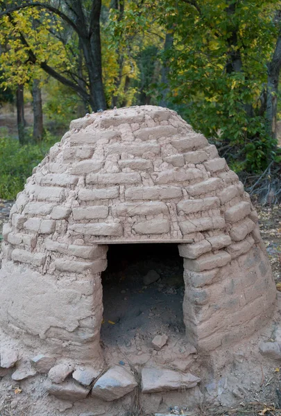 Uma Cabana Barro Tijolo Estilo Pueblo Forma Colmeia Abelhas Uma — Fotografia de Stock