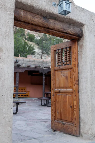 뉴멕시코의 기념물에 카페와 입구에 정교하게 나무로 — 스톡 사진