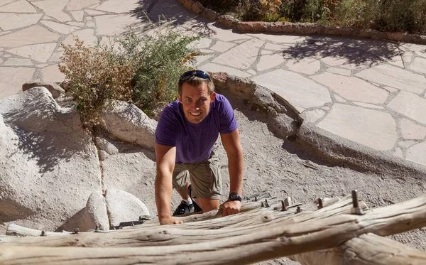 Joven Sonriente Sube Por Una Escalera Madera Que Conduce Entrada — Foto de Stock