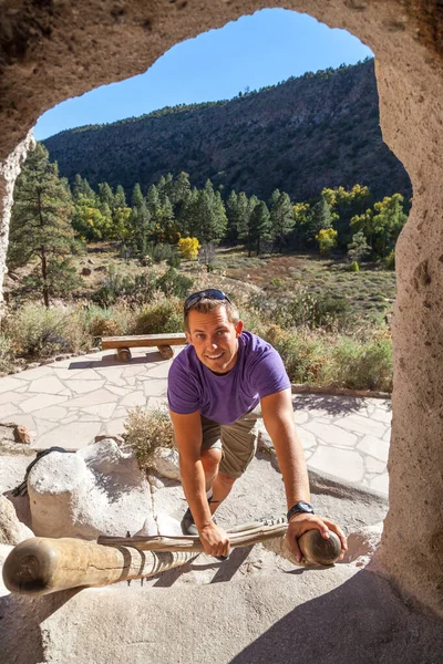 Gülümseyen Genç Bir Adam New Mexico Daki Bandelier Ulusal Anıtı — Stok fotoğraf