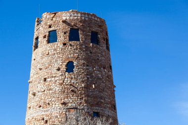 Arizona 'daki Grand Canyon Ulusal Parkı' ndaki açık mavi gökyüzüne çöl manzaralı gözetleme kulesinin batı tarafına düşen öğleden sonra güneşi.
