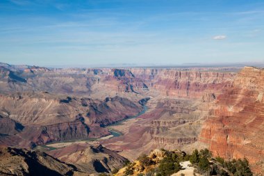 Çöl manzaralı gözetleme kulesinden Büyük Kanyon ve Kuzey Arizona 'daki Colorado Nehri' nin renkli manzarasına bakıyorum..