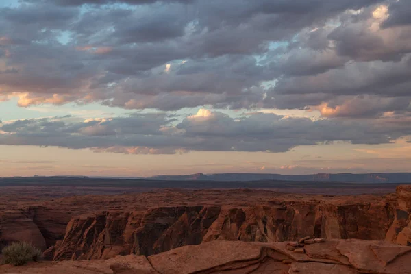 Sol Poniente Vuelve Bajo Nubes Esponjosas Color Rosa Sobre Glen — Foto de Stock