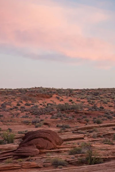 Эрозированный Песчаный Пейзаж Усеян Небольшой Кисточкой Голубым Небом Пушистыми Розовыми — стоковое фото