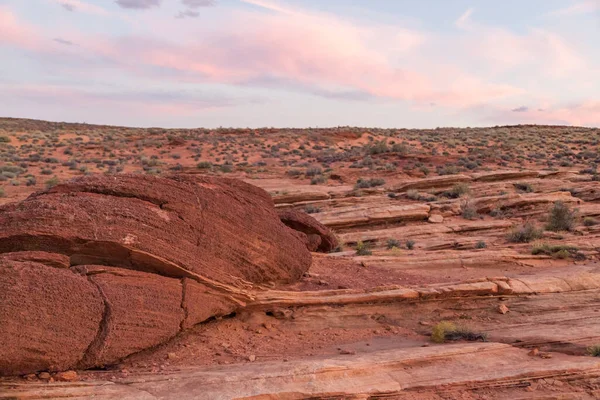 Erodierte Sandsteinlandschaft Mit Kleinen Büschen Unter Blauem Himmel Und Flauschig — Stockfoto
