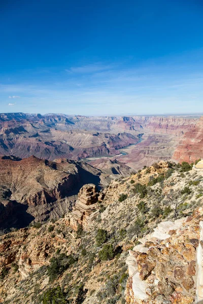 晴朗的一天 从沙漠景观了望塔俯瞰亚利桑那州北部的大峡谷和科罗拉多河的五彩斑斓的风景 — 图库照片