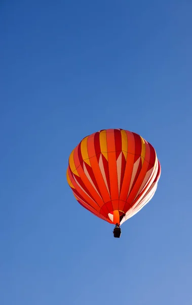 Una Mongolfiera Colorata Che Galleggia Verso Cielo Blu Chiaro Con — Foto Stock