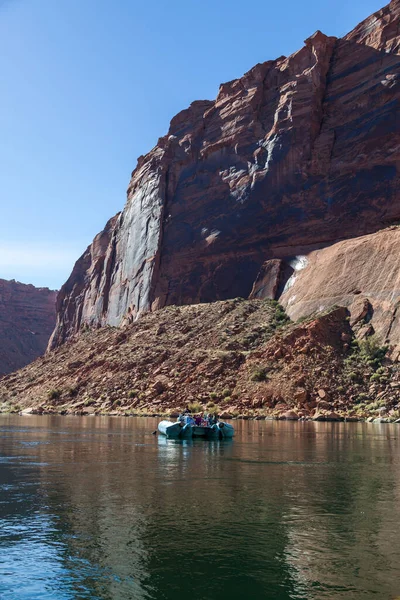 Groupe Personnes Méconnaissables Sur Radeau Caoutchouc Flottant Sur Fleuve Colorado — Photo